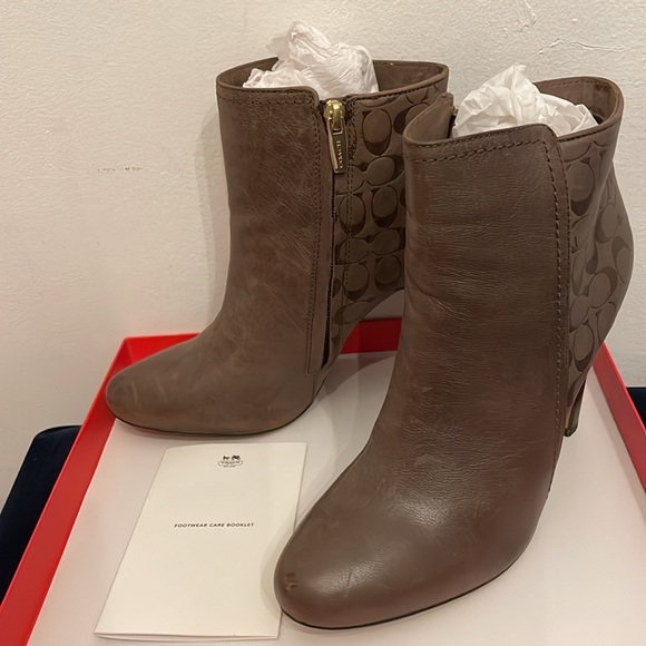 Woman’s boots 
Coach - Picture 3 of 7
